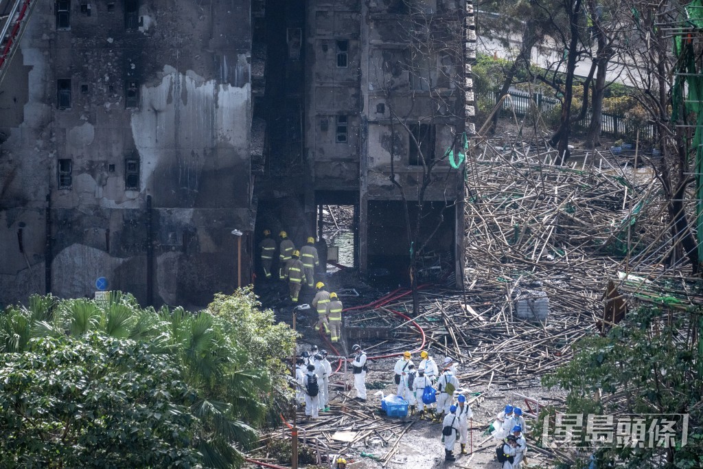 DVIU人員進入火場。蘇正謙攝 