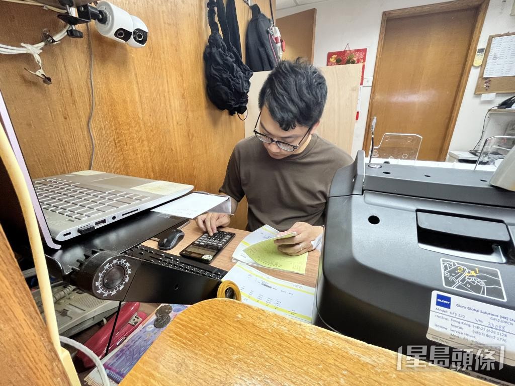 二弟江建民主力銷售工作,下班後亦回店協助。 二弟江建民主力銷售工作,下班後亦回店協助。