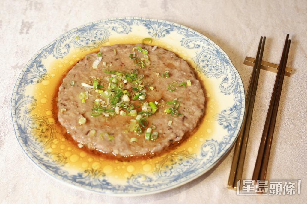 「陳皮蒸牛肉餅」以新鮮牛肉加入優質陳皮和馬蹄造成肉餅蒸熟,肉香中帶陳皮香。 「陳皮蒸牛肉餅」以新鮮牛肉加入優質陳皮和馬蹄造成肉餅蒸熟,肉香中帶陳皮香。