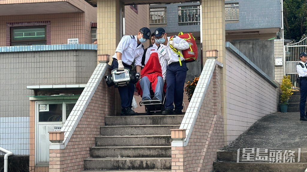 警方在一村屋內發現40多歲懷疑持刀男子,其後安排他送院檢查。劉漢權攝 警方在一村屋內發現40多歲懷疑持刀男子,其後安排他送院檢查。劉漢權攝