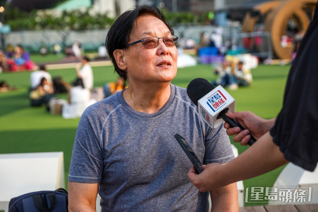 市民Tony與伴侶得悉今晚海旁有表演活動,遂中午飲完茶後前來霸位。何家豪攝 市民Tony與伴侶得悉今晚海旁有表演活動,遂中午飲完茶後前來霸位。何家豪攝