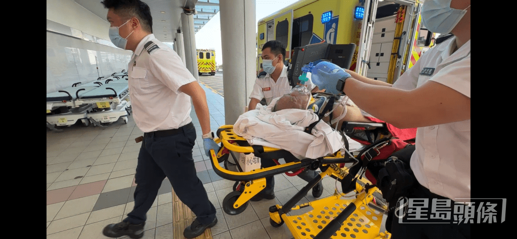 堕海工人昏迷送院。 堕海工人昏迷送院。