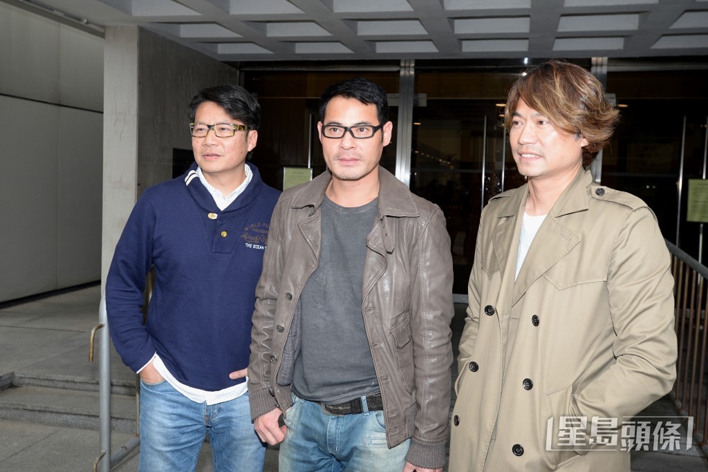 飾演律師的兩人還與監製陳維冠（右）到法院旁聽取經。