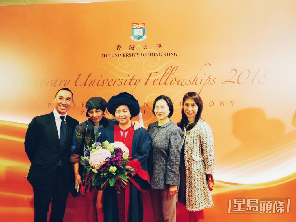 何超蕸2018年獲香港大學頒授名譽大學院士殊榮,獲胞姐何超瓊、何超鳳、胞妹何超儀、胞弟何猷龍等到場支持。 何超蕸2018年獲香港大學頒授名譽大學院士殊榮,獲胞姐何超瓊、何超鳳、胞妹何超儀、胞弟何猷龍等到場支持。