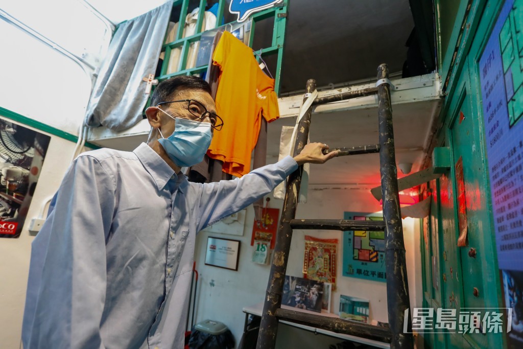 現時仍有劏房戶居住棺材房，圖為大角嘴「侷住體驗館」（上格棺材房、下格廁所；有窗和無窗房）。資料圖片