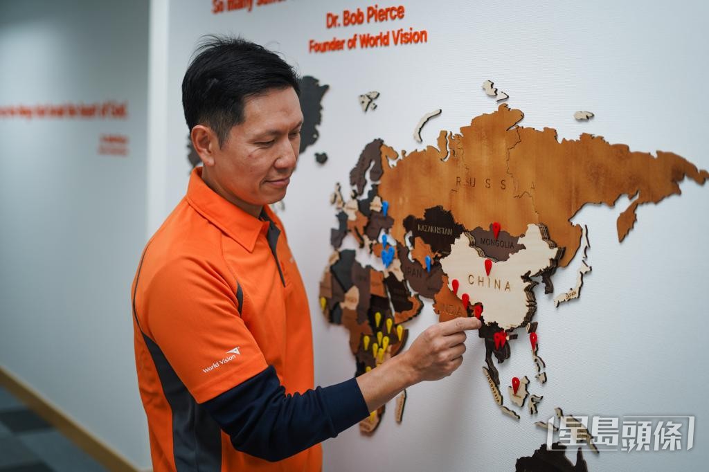 方卓祺在內地服務超過20年，先後於甘肅、新疆和陝西西安等地區工作。