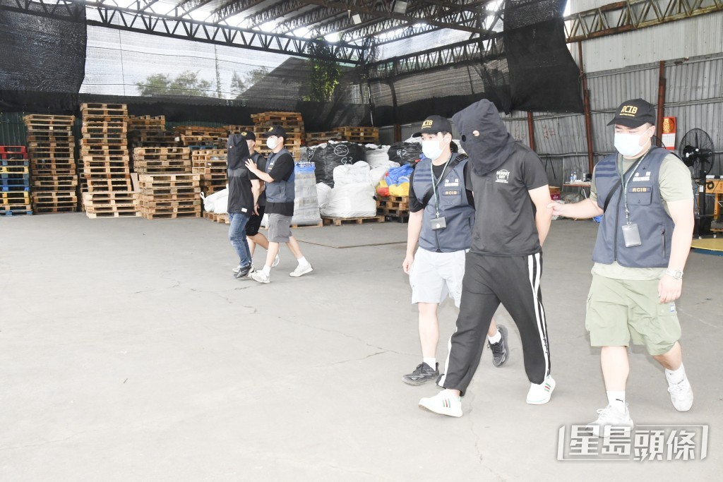 海關拘捕2名涉案男子。徐裕民攝