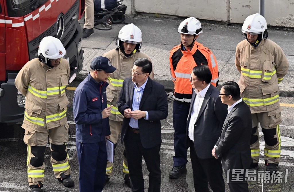 李家超視察大埔宏福苑五級火現場。劉駿軒攝