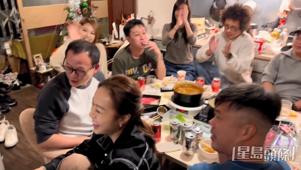 黃心穎在去年世界盃期間，與泥鯭跟朋友一同睇波，兩人並肩而坐，黃心穎表現勁high。