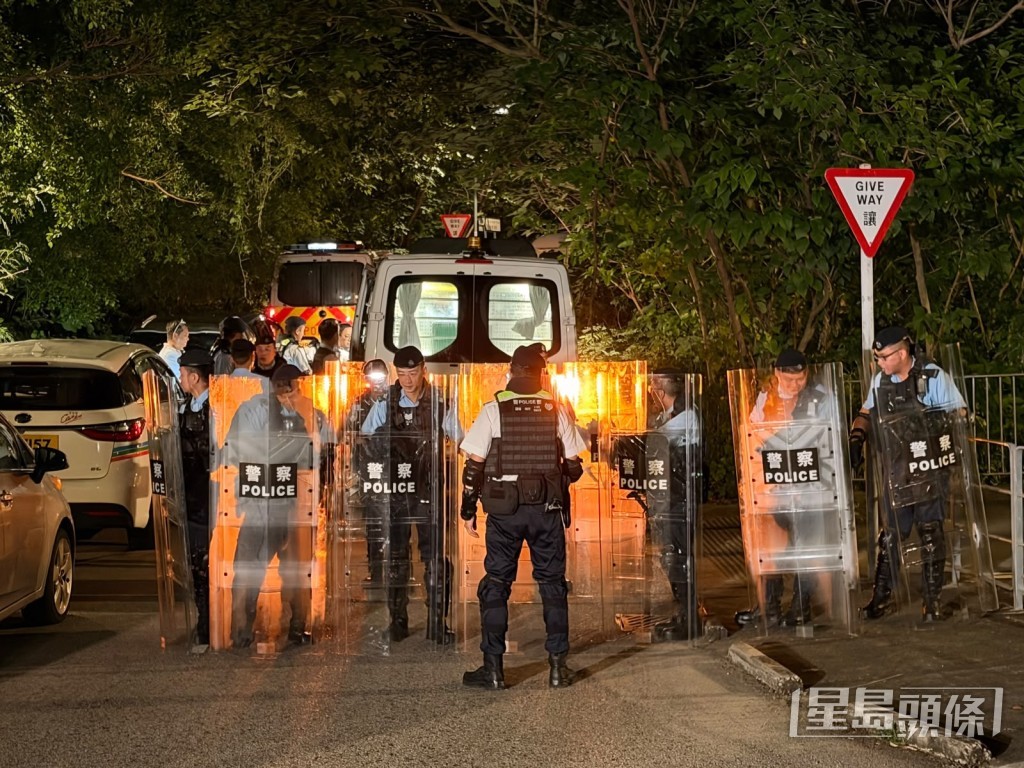 今日凌晨大批持盾警員全副裝備出動。 今日凌晨大批持盾警員全副裝備出動。