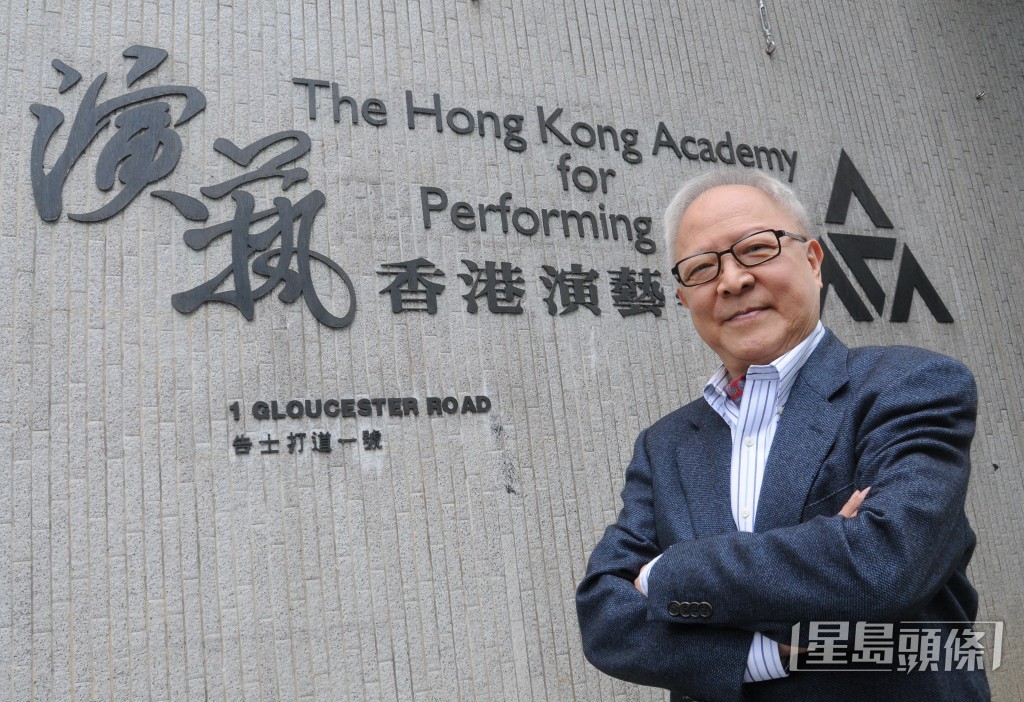 鍾景輝在演藝界地位德高望重，曾於香港演藝學院任教17年。