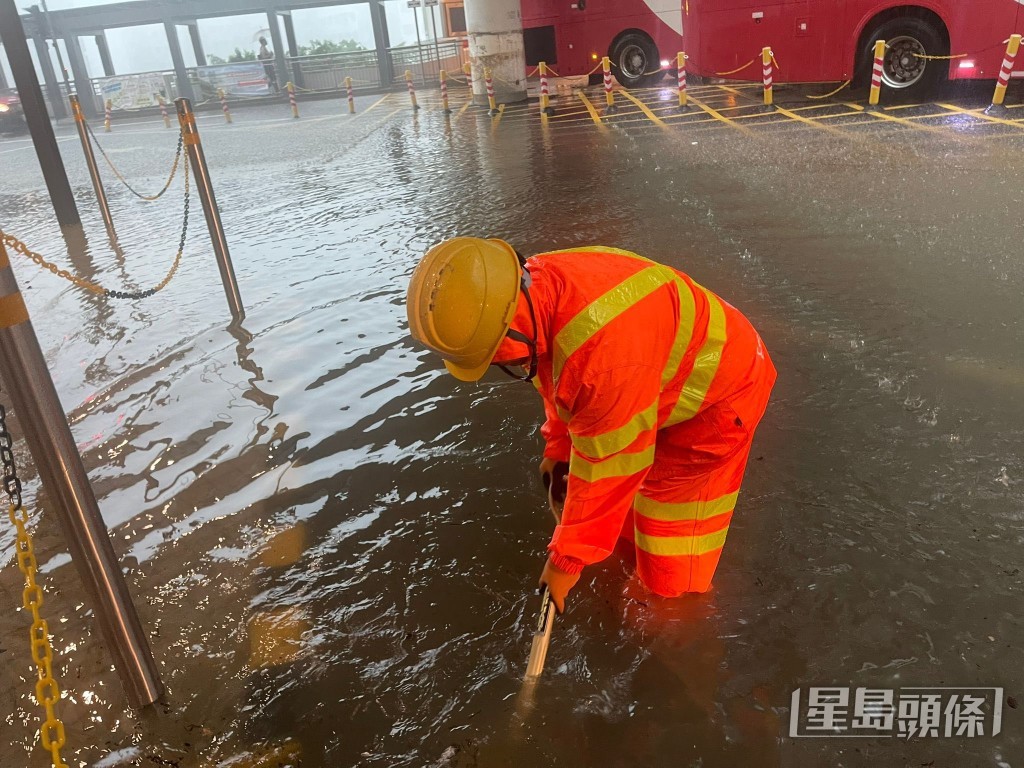 渠務署緊急應變隊伍於瑪麗醫院處理水浸