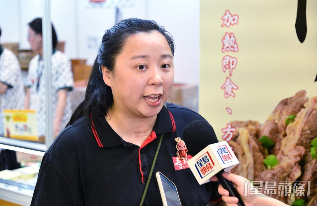 壽桃集團助理銷售及市場經理鄭小姐期望營業額能持平甚至有所增長。 壽桃集團助理銷售及市場經理鄭小姐期望營業額能持平甚至有所增長。