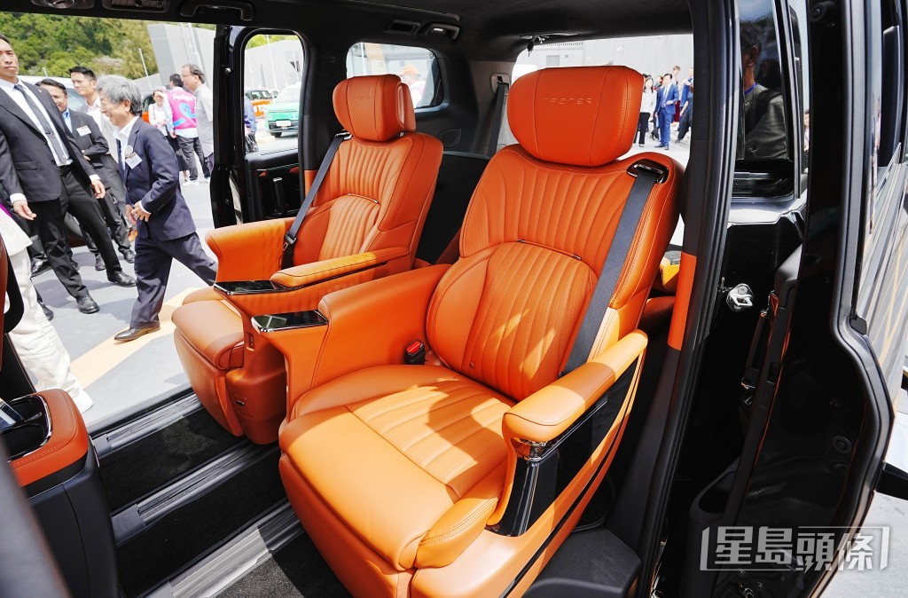 Big Boss Taxi 豪華型黑色旗艦車內部配置,設按摩功能。汪旭峰攝 Big Boss Taxi 豪華型黑色旗艦車內部配置,設按摩功能。汪旭峰攝