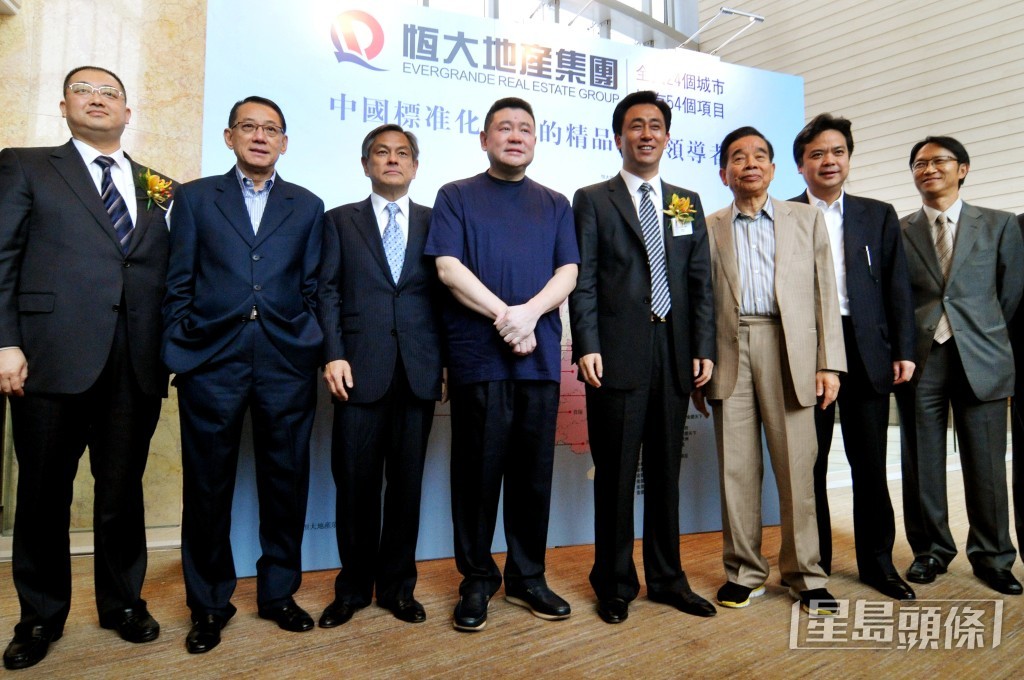 劉鑾雄(左四)坦言並沒有嬲許家印(右四),只嬲自己沒聽太太陳凱韻勸告盡快減持恆大股票。 劉鑾雄(左四)坦言並沒有嬲許家印(右四),只嬲自己沒聽太太陳凱韻勸告盡快減持恆大股票。