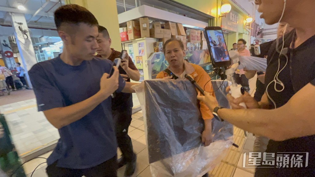 黎先生搬走电视机。杨伟亨摄 黎先生搬走电视机。杨伟亨摄