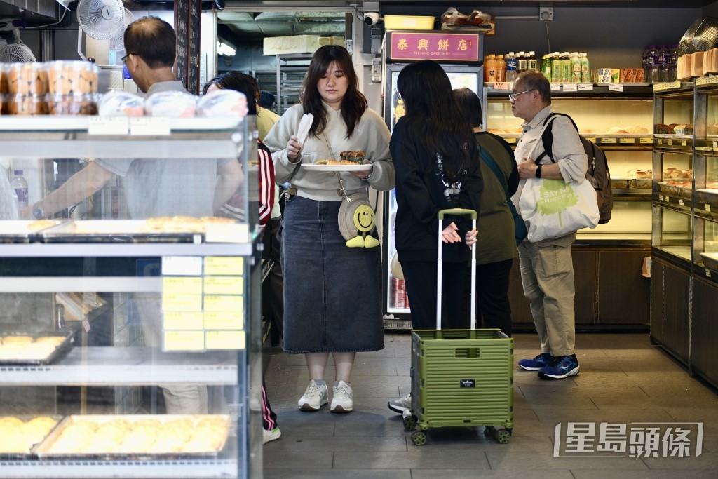 他又指顧客也應用行為去支持認為值得支持的店舖。 他又指顧客也應用行為去支持認為值得支持的店舖。