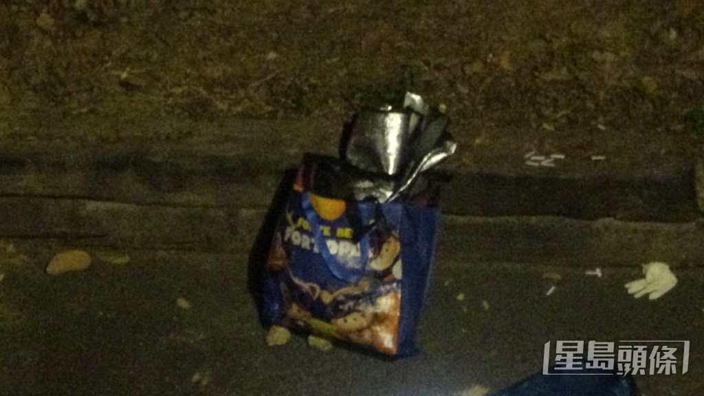 現場路邊遺下一個尼龍袋。蔡楚輝攝 現場路邊遺下一個尼龍袋。蔡楚輝攝