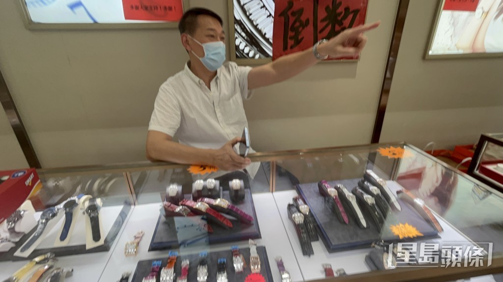 另一珠寶店職員胡先生表示「唔敢行咁出睇」。楊偉亨攝