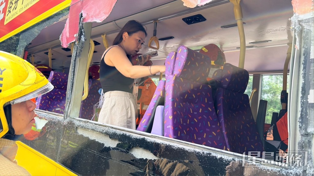 乘客在車廂待救。梁國峰攝 乘客在車廂待救。梁國峰攝