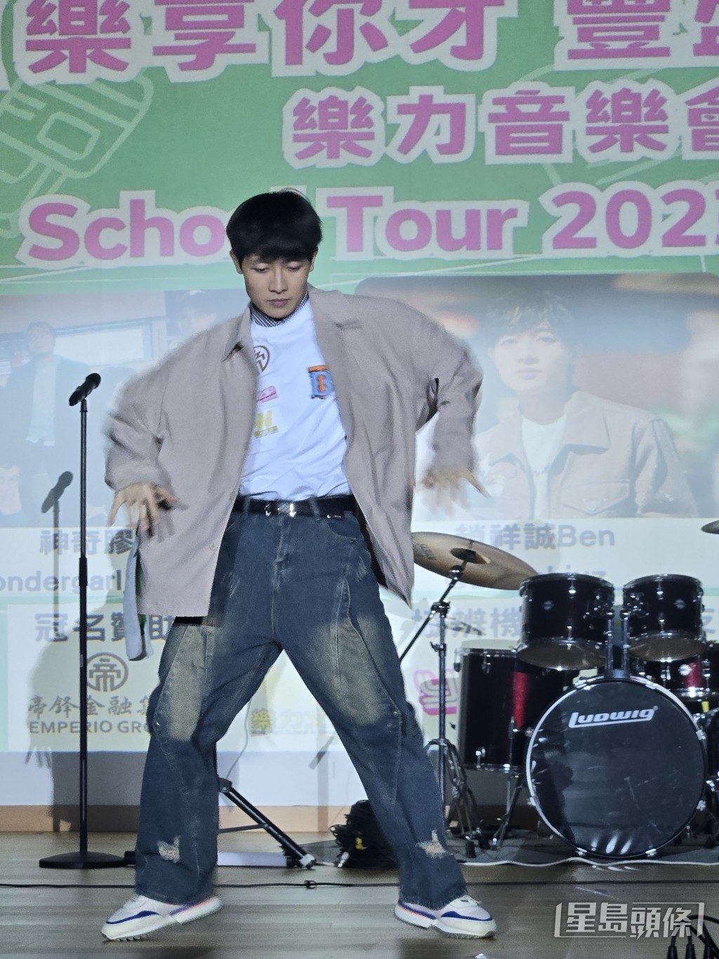 Ben出席school tour活动，大展舞技。