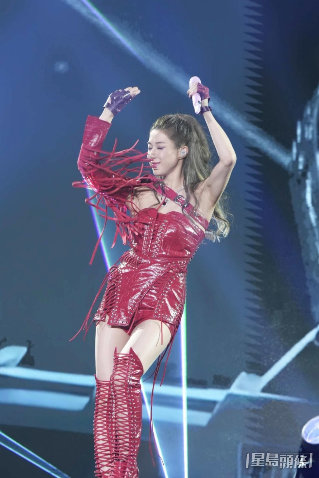 近年鍾嘉欣頻頻登台演出。
