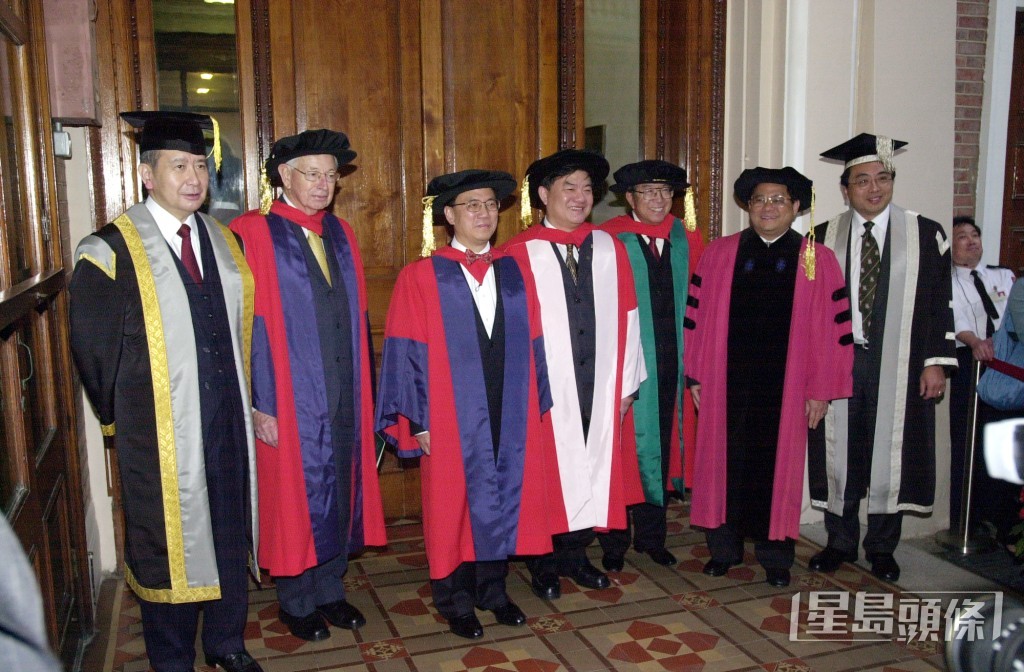 梅師賢（左二）在1997年至2015年擔任終審法院非常任法官。資料圖片