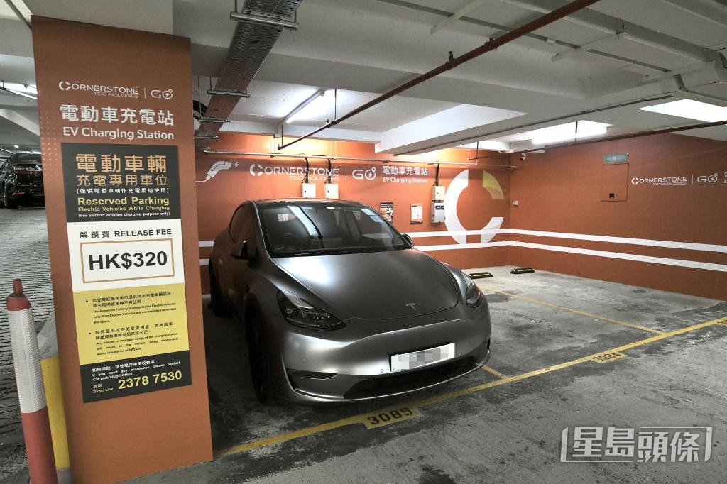 至今年2月底,本港電動車數量達11.4萬輛,較2019年增加10萬輛。 至今年2月底,本港電動車數量達11.4萬輛,較2019年增加10萬輛。