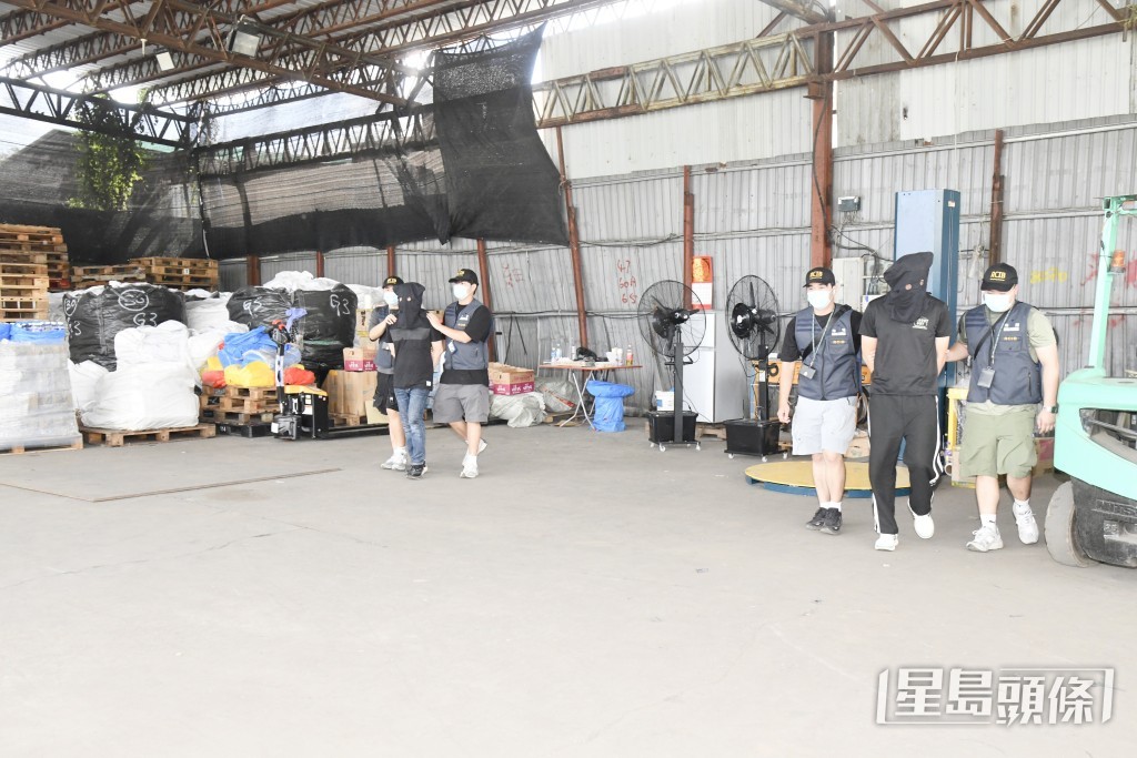 海關拘捕2名涉案男子。徐裕民攝