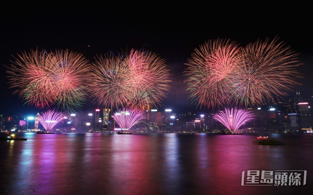 賀歲煙花在維港上空綻放。劉駿軒攝 賀歲煙花在維港上空綻放。劉駿軒攝