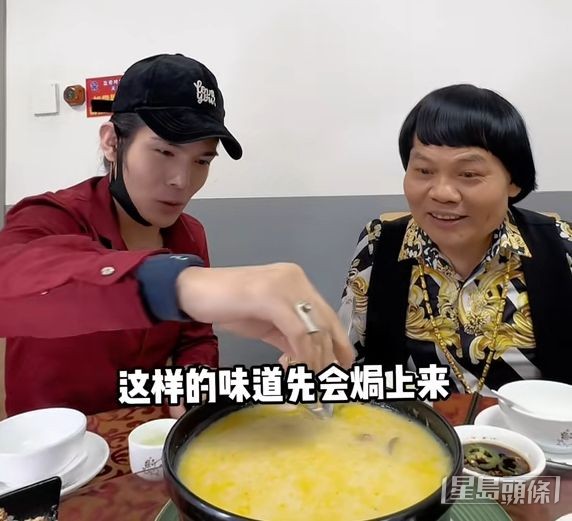近年八両金父子檔做直播帶貨。 近年八両金父子檔做直播帶貨。