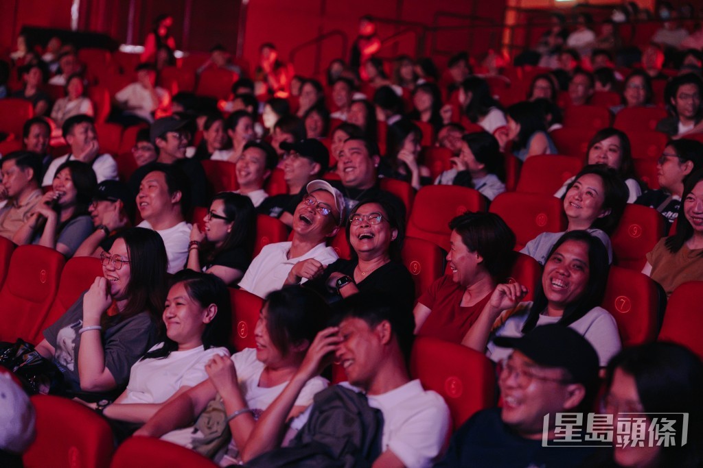 台下觀眾大笑。