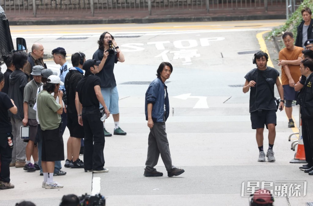 黃子華走至馬路中央。