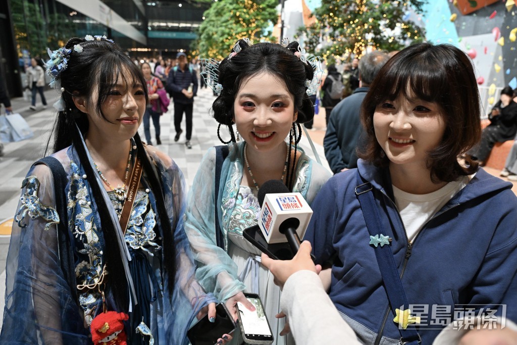 重慶遊客龍小姐（中）。