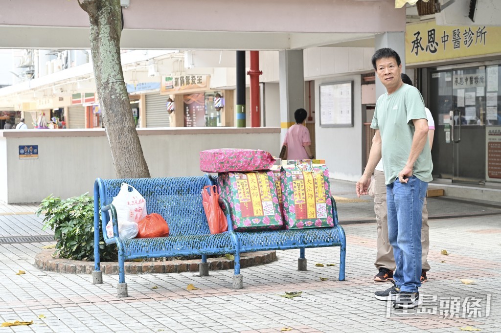 不少市民在墳場附近購買祭品。鍾健華攝 不少市民在墳場附近購買祭品。鍾健華攝