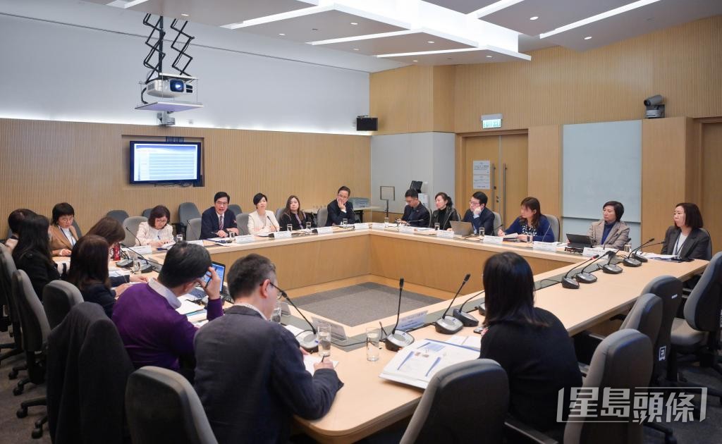 由財政司副司長黃偉綸領導的「推動長者友善樓宇設計」工作組，於2月初舉行首次會議。