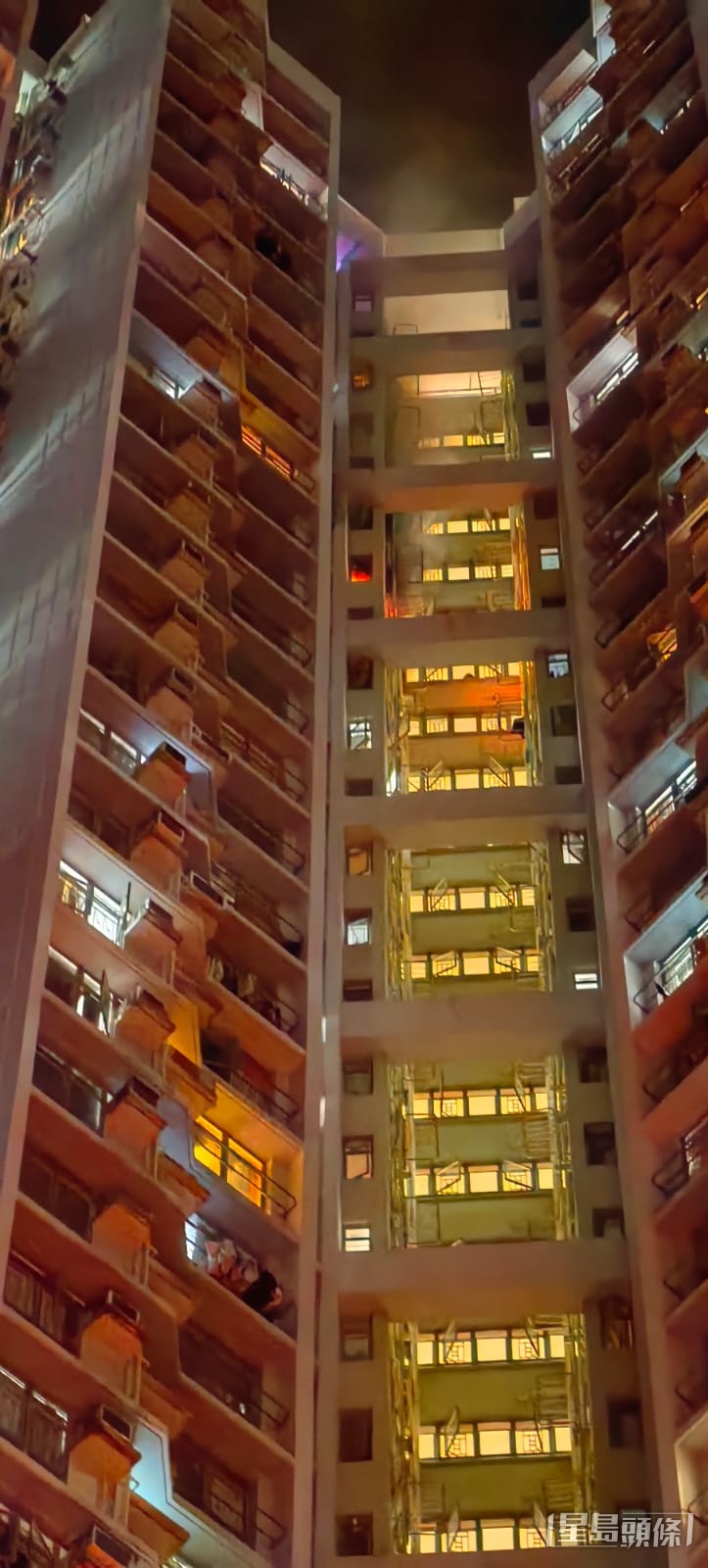 事發於今日凌晨3時43分，警方接獲多人報案，指天澤邨澤潤樓有單位冒出濃煙並起火。