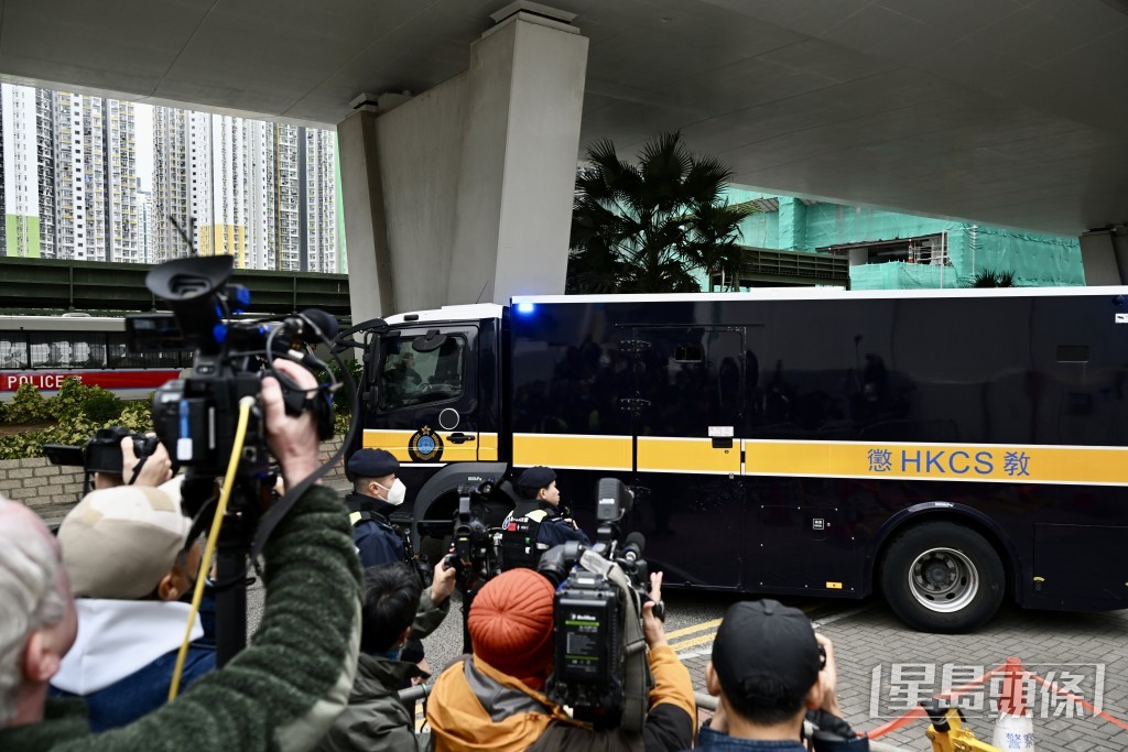 黎智英由囚車押送離開法院。劉駿軒攝