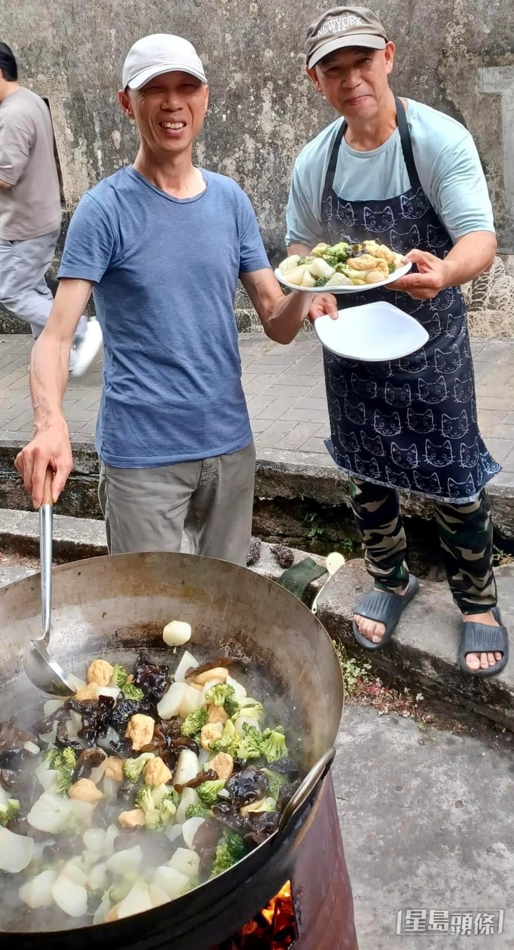 到訪荔枝窩時，黃錦星協助將農家菜「客家炒蘿蔔」上碟奉客。