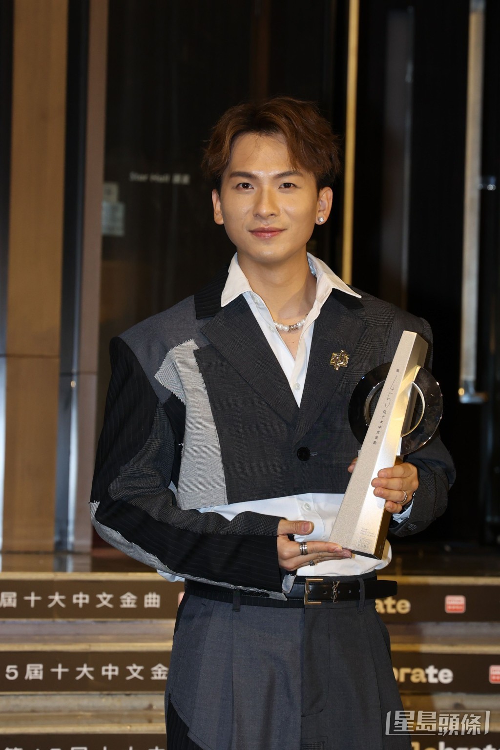 吉吉啱啱夺得《十大中文金曲》“最佳进步奖”银奖。