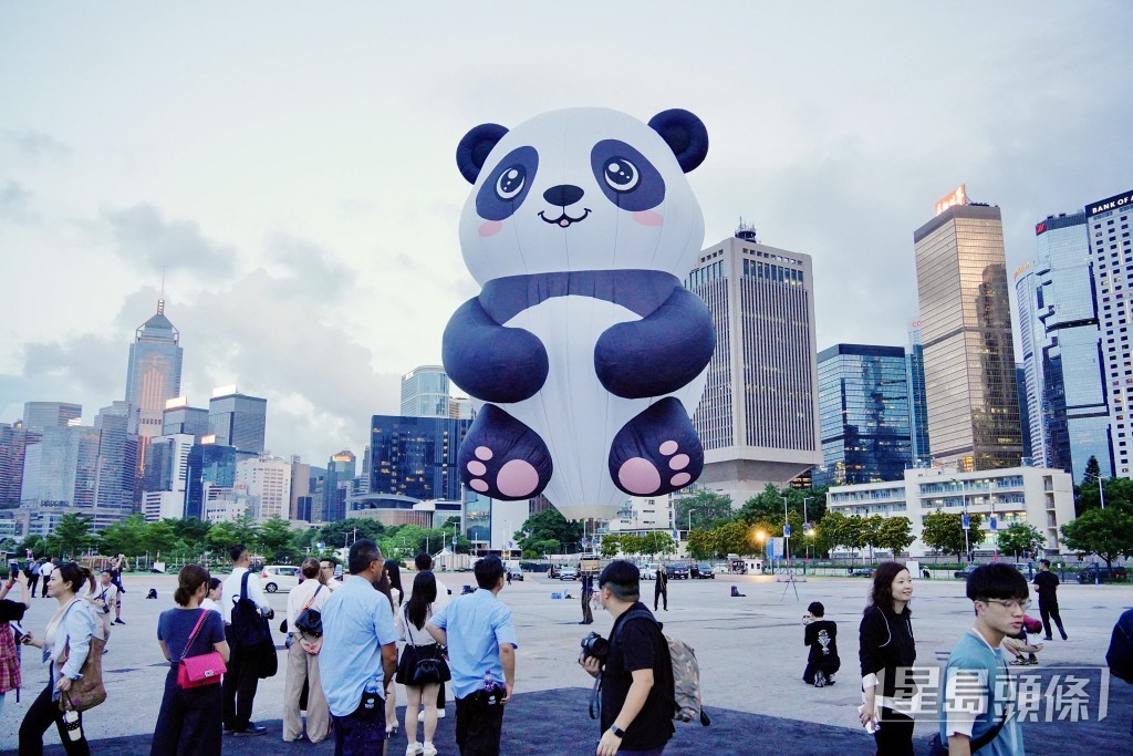 主辦機構更特別製作了展現香港特色的熊貓熱氣球。