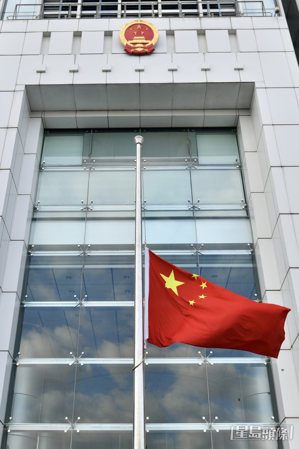 中聯辦下半旗致哀。（盧江球攝）