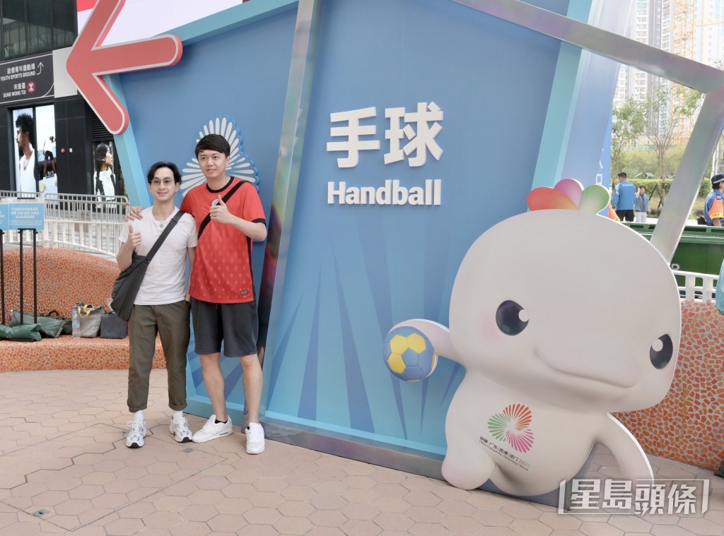 不少觀眾提前入場,並在全運會吉祥物前打卡留念。 不少觀眾提前入場,並在全運會吉祥物前打卡留念。