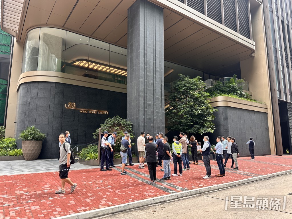 警員到場了解事件。 警員到場了解事件。
