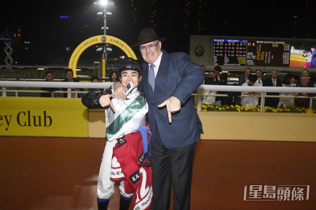 今朝希斯一度捉住楊明綸密斟，而騎練今次只合作「魅力知耀」一駒。