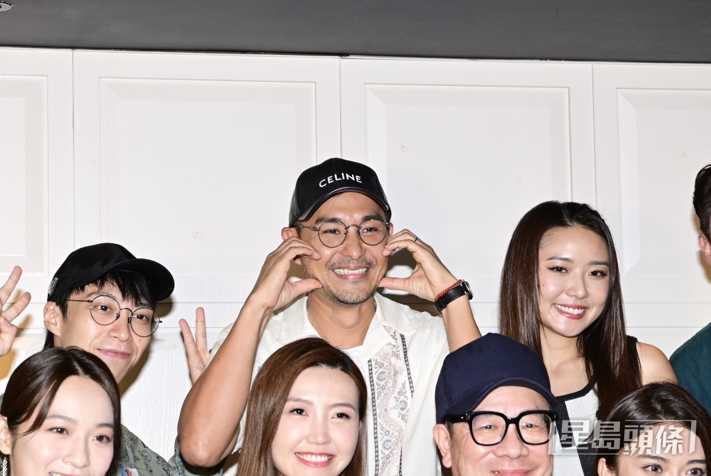 陳展鵬比臉頰心心。 陳展鵬比臉頰心心。