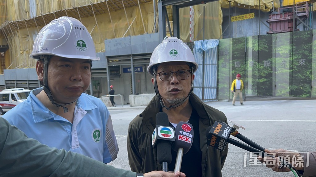 香港建造業總工會副理事長趙建強（圖右）到地盤了解事件後向傳媒講述情況。楊偉亨攝