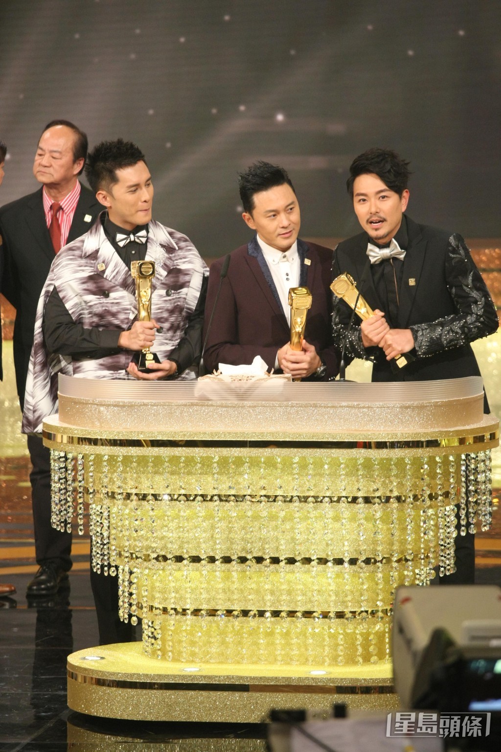 其后再在《万千星辉颁奖典礼2017》与曹永廉、何广沛获得“最受欢迎电视拍档”。