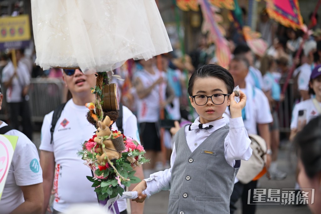 有色芯扮演財爺陳茂波「派糖」。