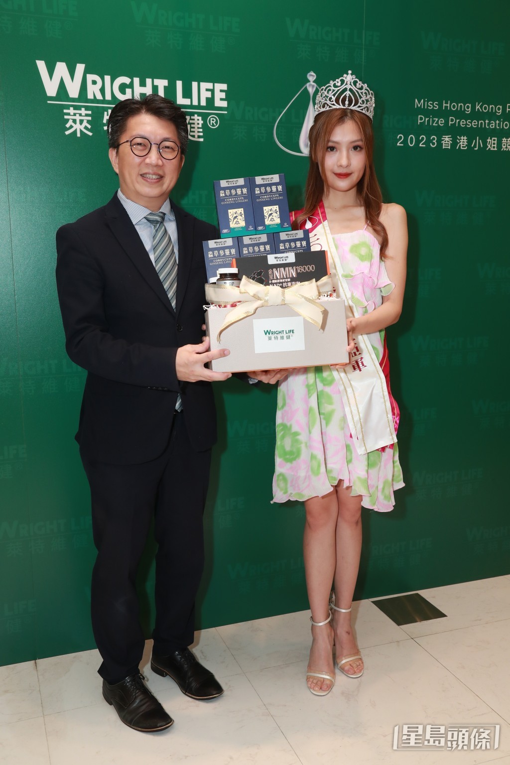 王怡然似乎強顏歡笑。